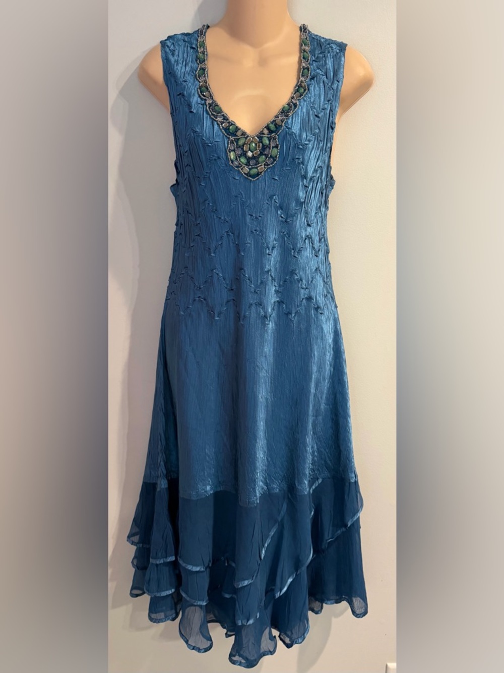 KOMAROV Charmeuse & Chiffon Embellished Beaded V-Neck Crinkle Cocktail P/XL